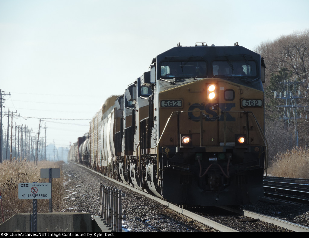 CSX 562 on M634